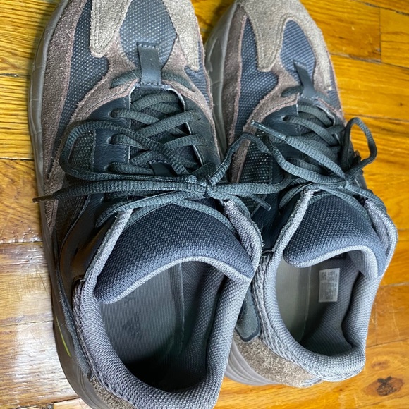 Yeezy 700 - Picture 8 of 10